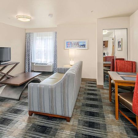 Executive Residency By Best Western Navigator Inn & Suites Евърет Екстериор снимка