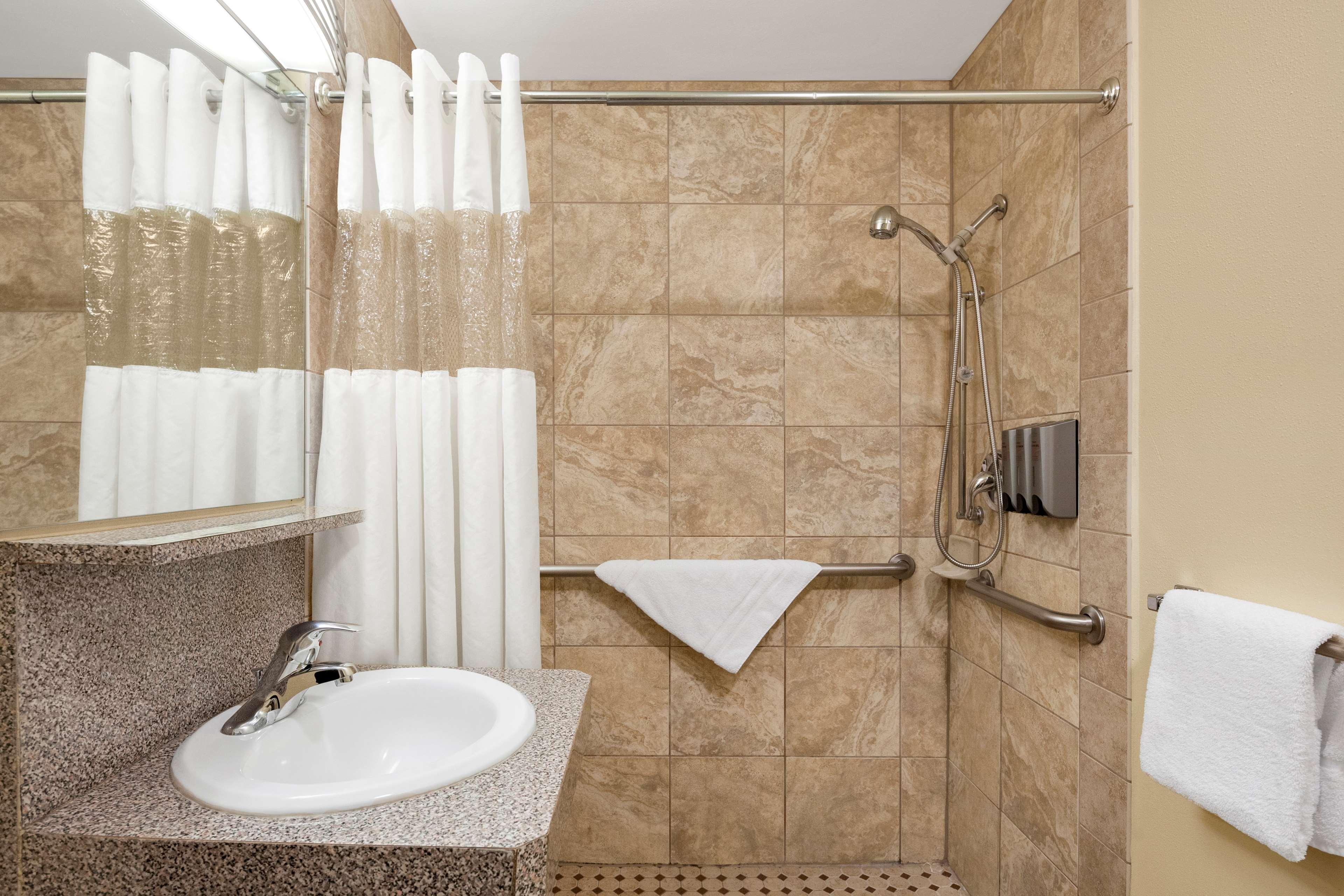 Executive Residency By Best Western Navigator Inn & Suites Евърет Екстериор снимка